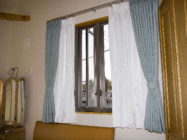 窓にぴったりサイズのカーテンをオーダーした事例