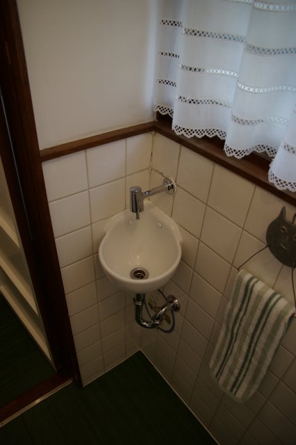 床がモザイクタイルの旧式トイレをお掃除簡単な新タイプにリフォーム