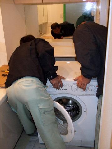 マンション作り付けの洗濯機が故障！国産洗濯機が置けるスペースにリフォーム