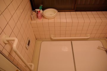 玄関前の階段・浴室に手すりを設置し、より安全な暮らしへ
