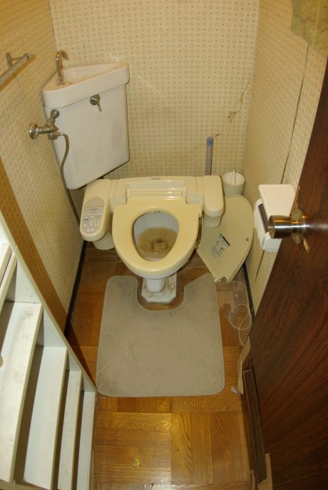 隅付きタンク式だったトイレを一体型へ　すっきりシンプルな空間に