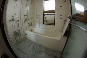 タイル壁の浴室をシステムバスにリフォーム