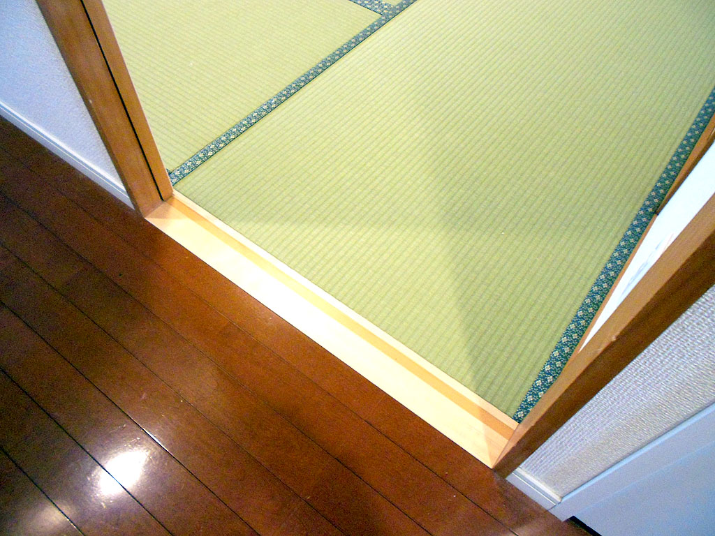 畳とフローリングを仕切る敷居の交換リフォーム