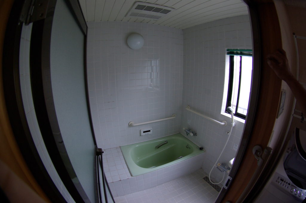 意外と多い浴室のシロアリ被害。一戸建て在来工法のお風呂をユニットバスへ！