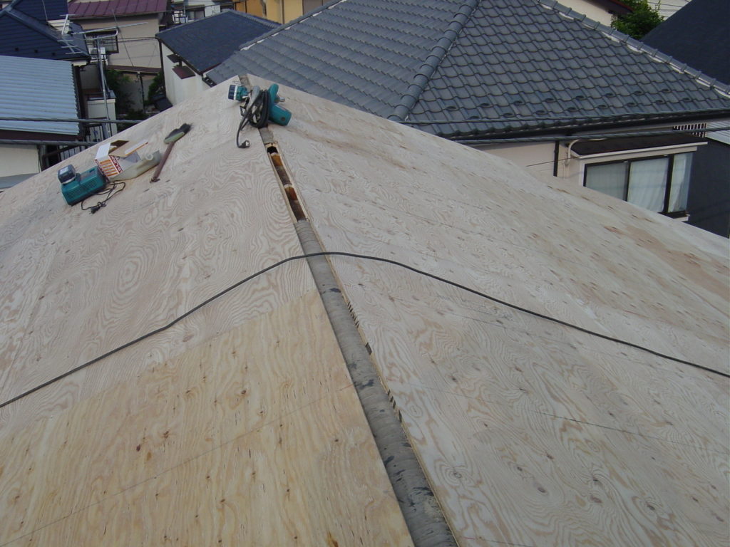 和瓦から軽く耐震性の高いスレート葺きの屋根へ