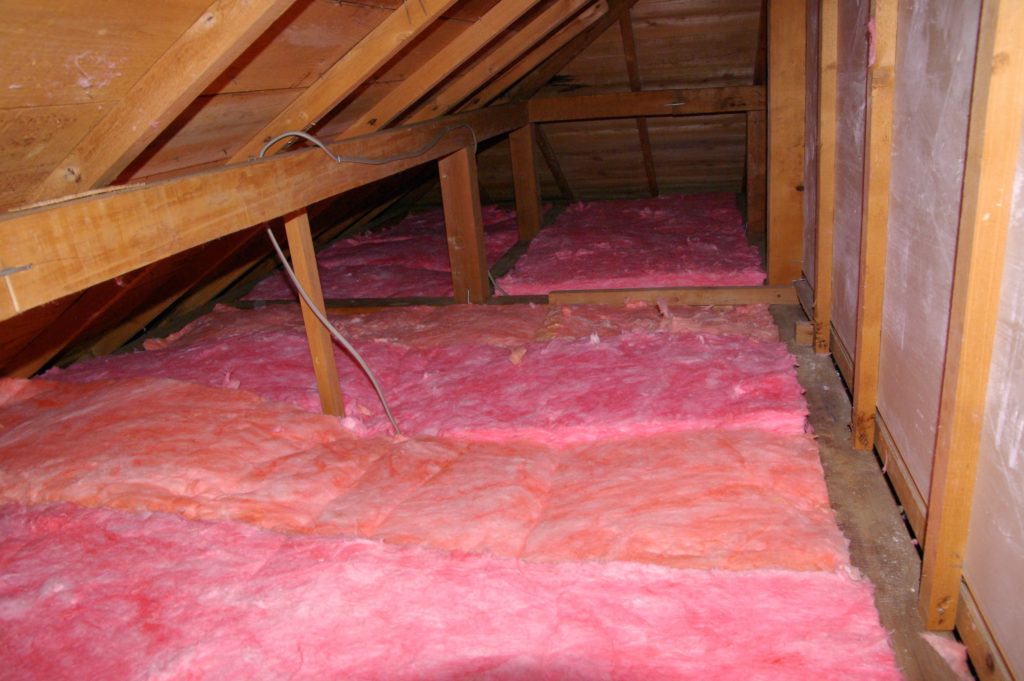 寒い冬が来る前に……屋根裏の断熱で家を保温します