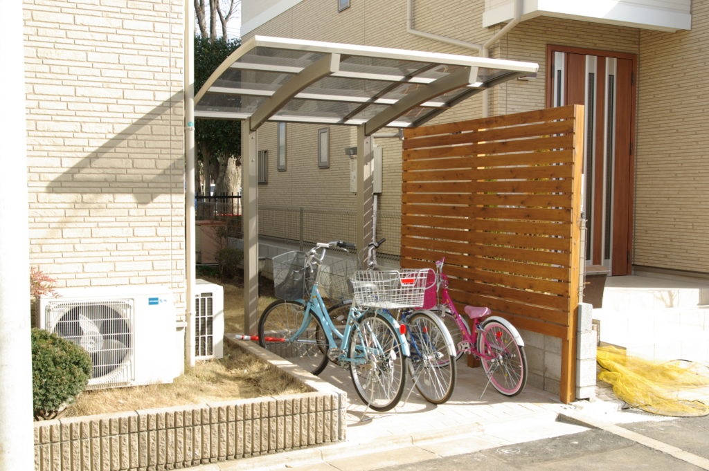 庭の一部を屋根付きの自転車置場にリフォーム | 武蔵野市・小平市のリフォームならクローバーホーム