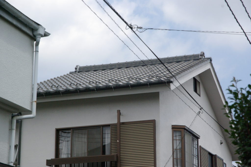 和瓦から軽く耐震性の高いスレート葺きの屋根へ