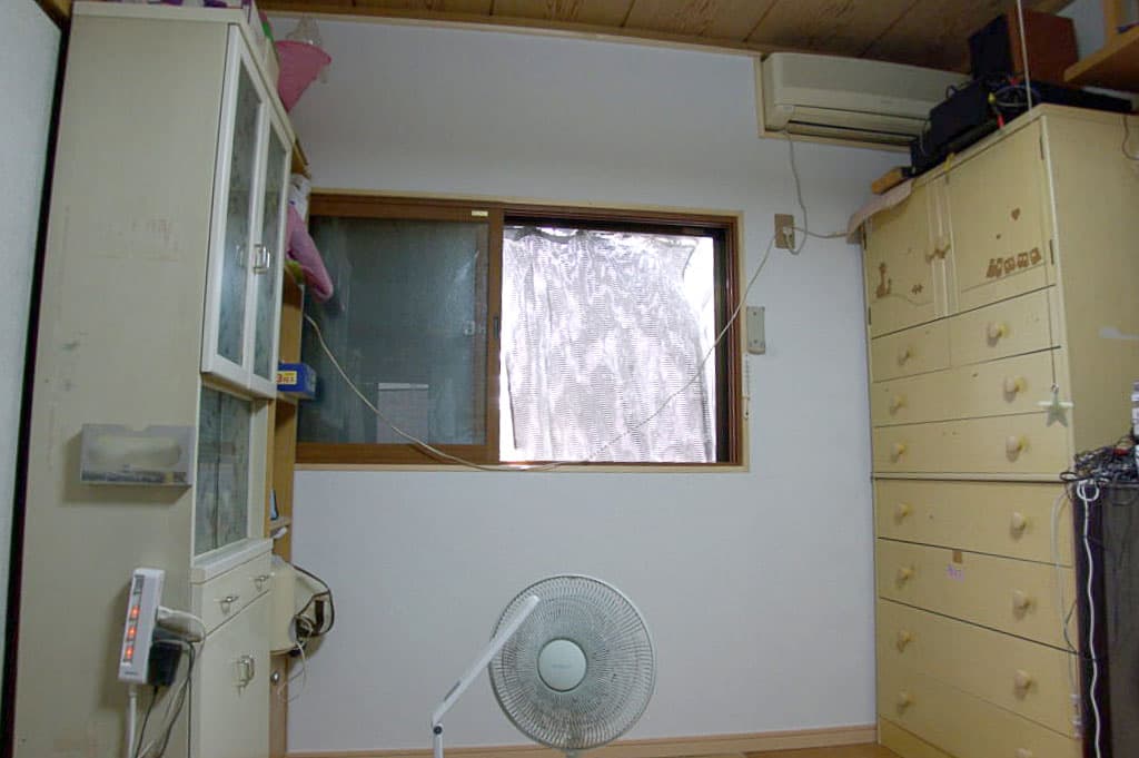 寝室の窓回りを断熱施工。外の温度変化の影響を抑えます
