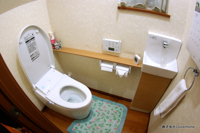 トイレのリフォームと同時にスリムな手洗い器を設置した事例