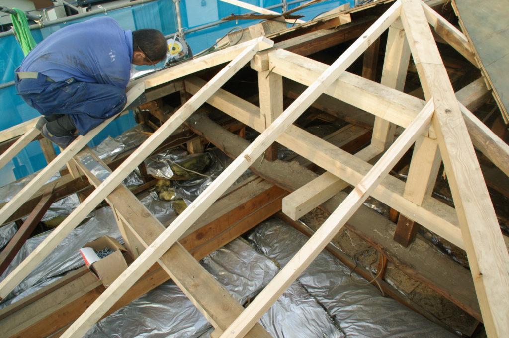 増築に伴う屋根の形変更と断熱工事