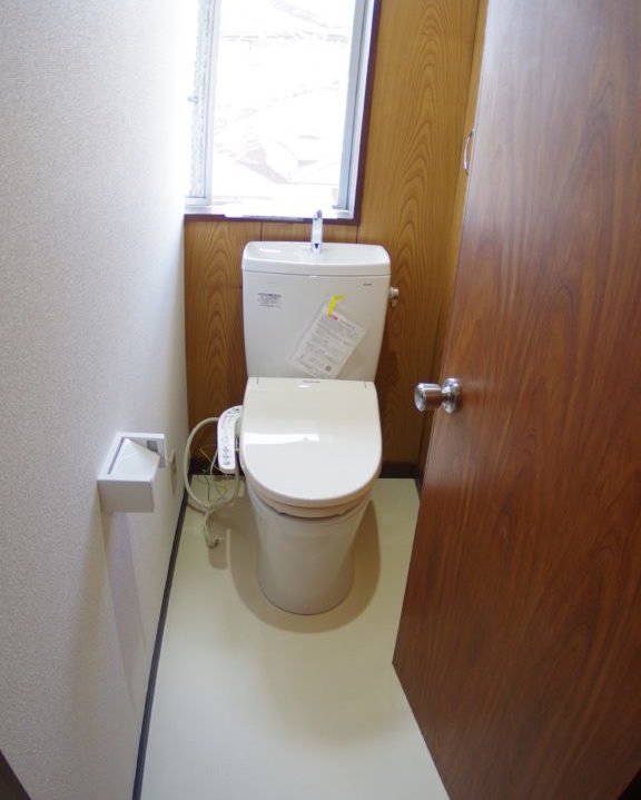 使っていない洋間をトイレと物置の２つの用途として使えるようリフォーム