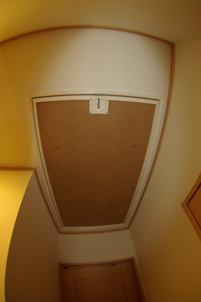 ２階天井と屋根の間のデッドスペースを収納に