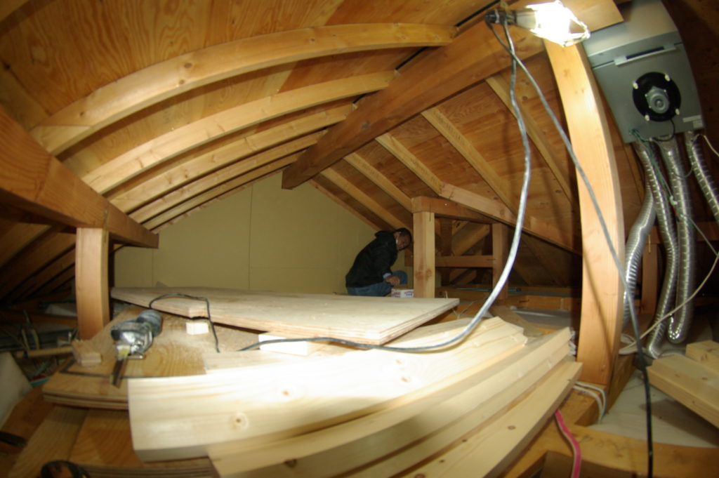 ２階天井と屋根の間のデッドスペースを収納に