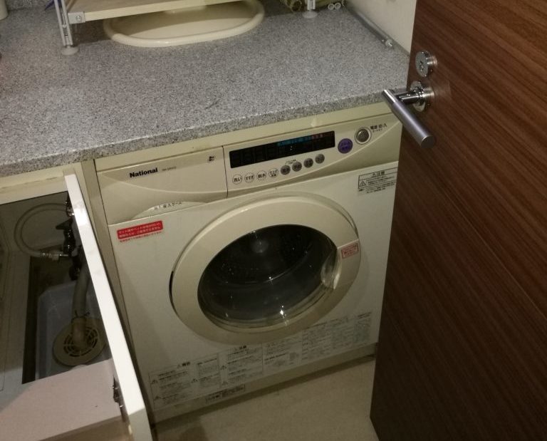 ビルトイン洗濯機置き場を縦型の洗濯機が置けるようにリフォーム