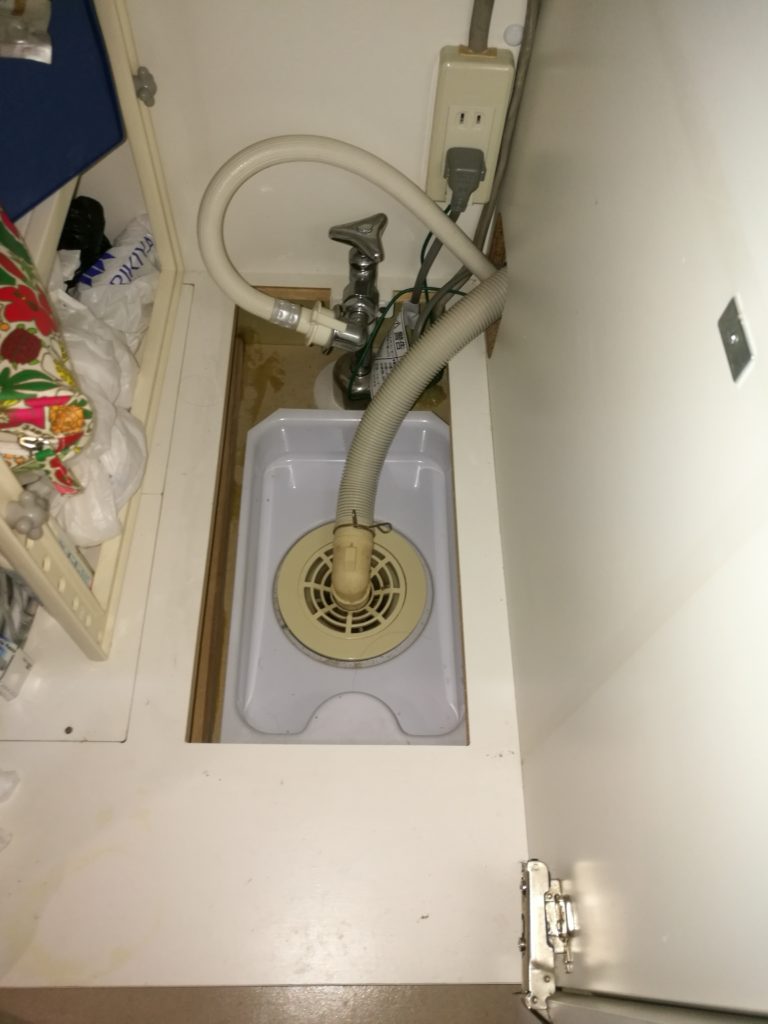 ビルトイン洗濯機置き場を縦型の洗濯機が置けるようにリフォーム