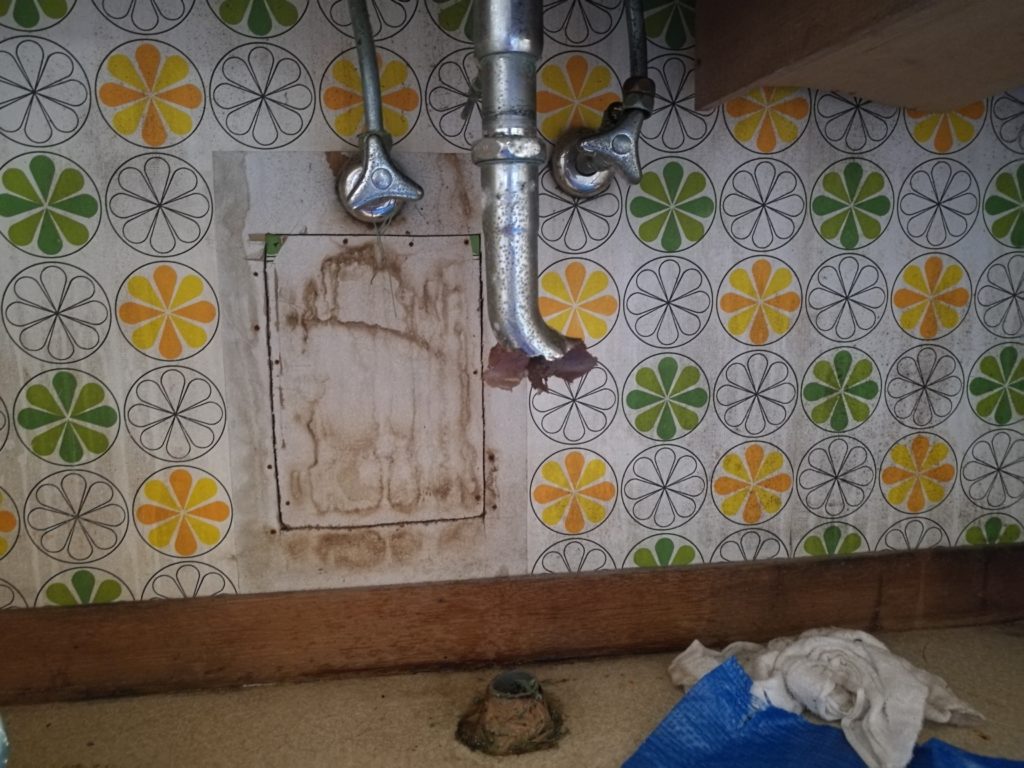 洗面台下の配管から水漏れ！　洗面台を取り換えます