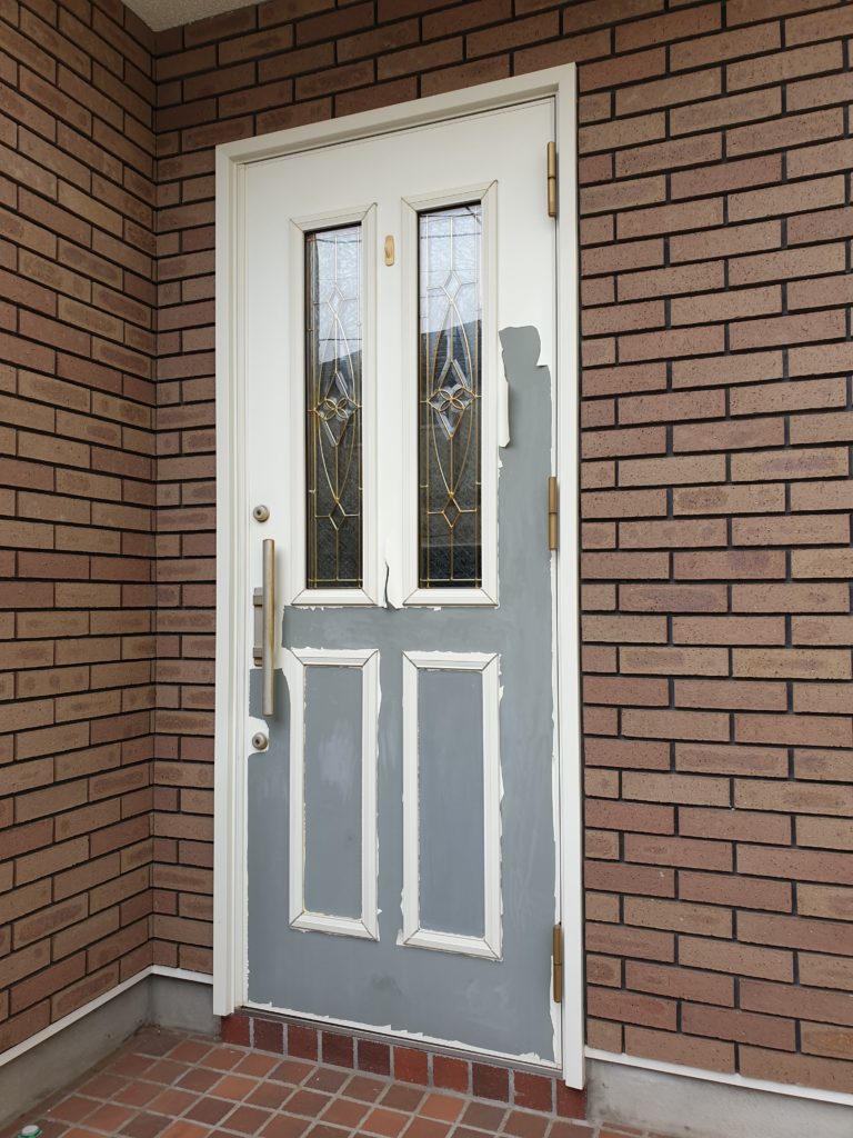塗装が剥げた玄関ドアを補修