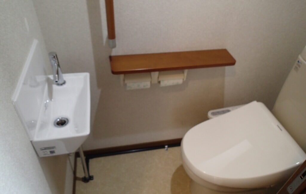 ２階のトイレに独立した手洗いを設置