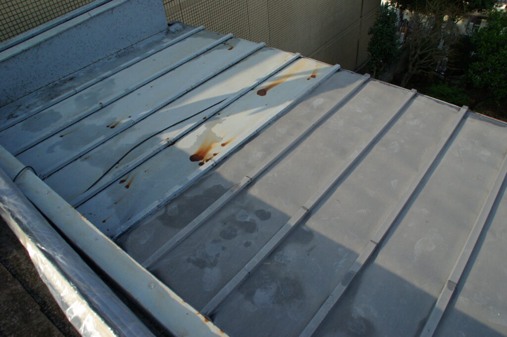 古くなった屋根をガルテクトカバー工法で真新しく