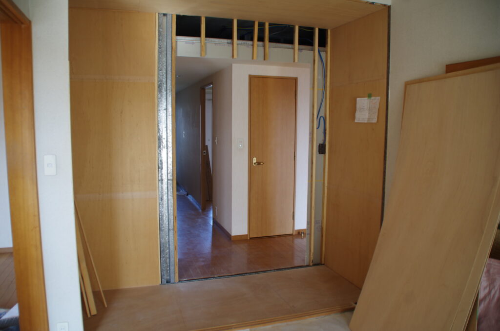 和室の押入れをクローゼットと廊下から使える収納棚へとリフォーム