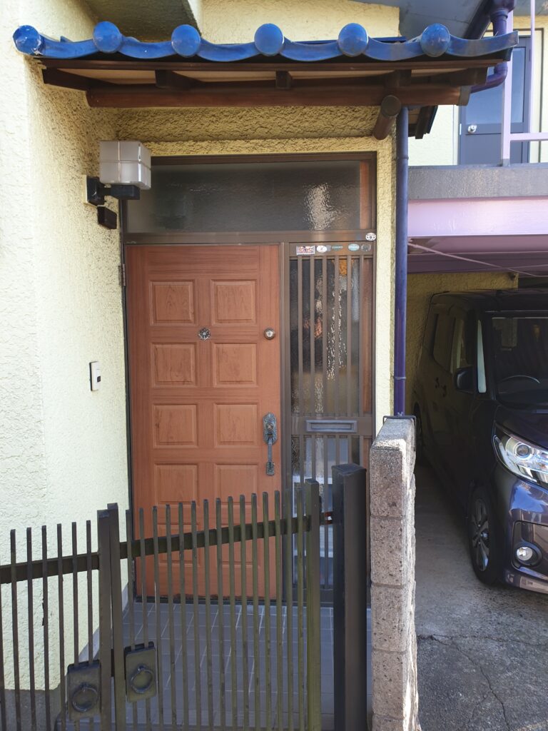 木製の玄関扉をリクシルのクリエラRにリフォーム