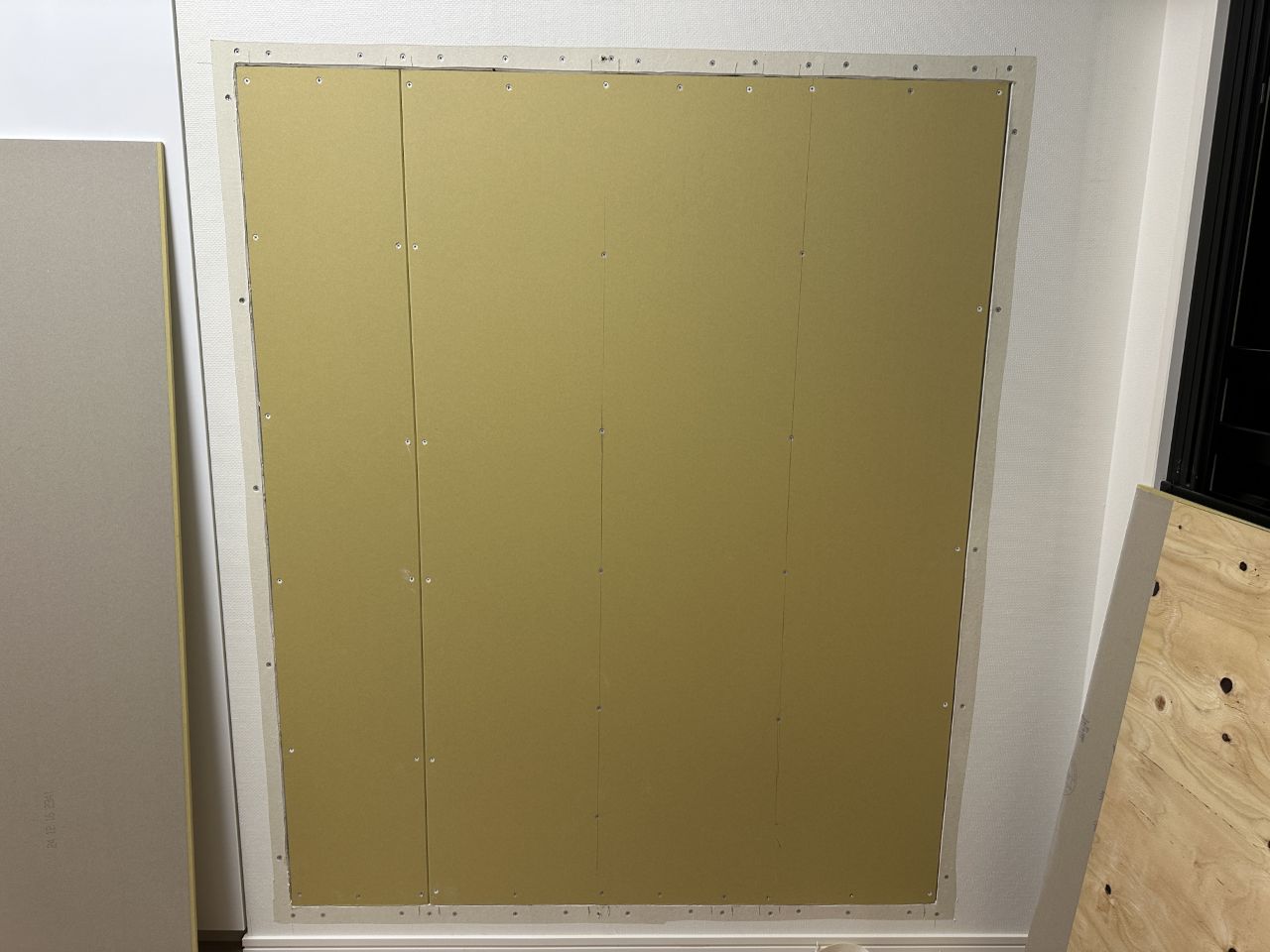 壁の修理とクロスの張り替えで、快適なお部屋になりました。