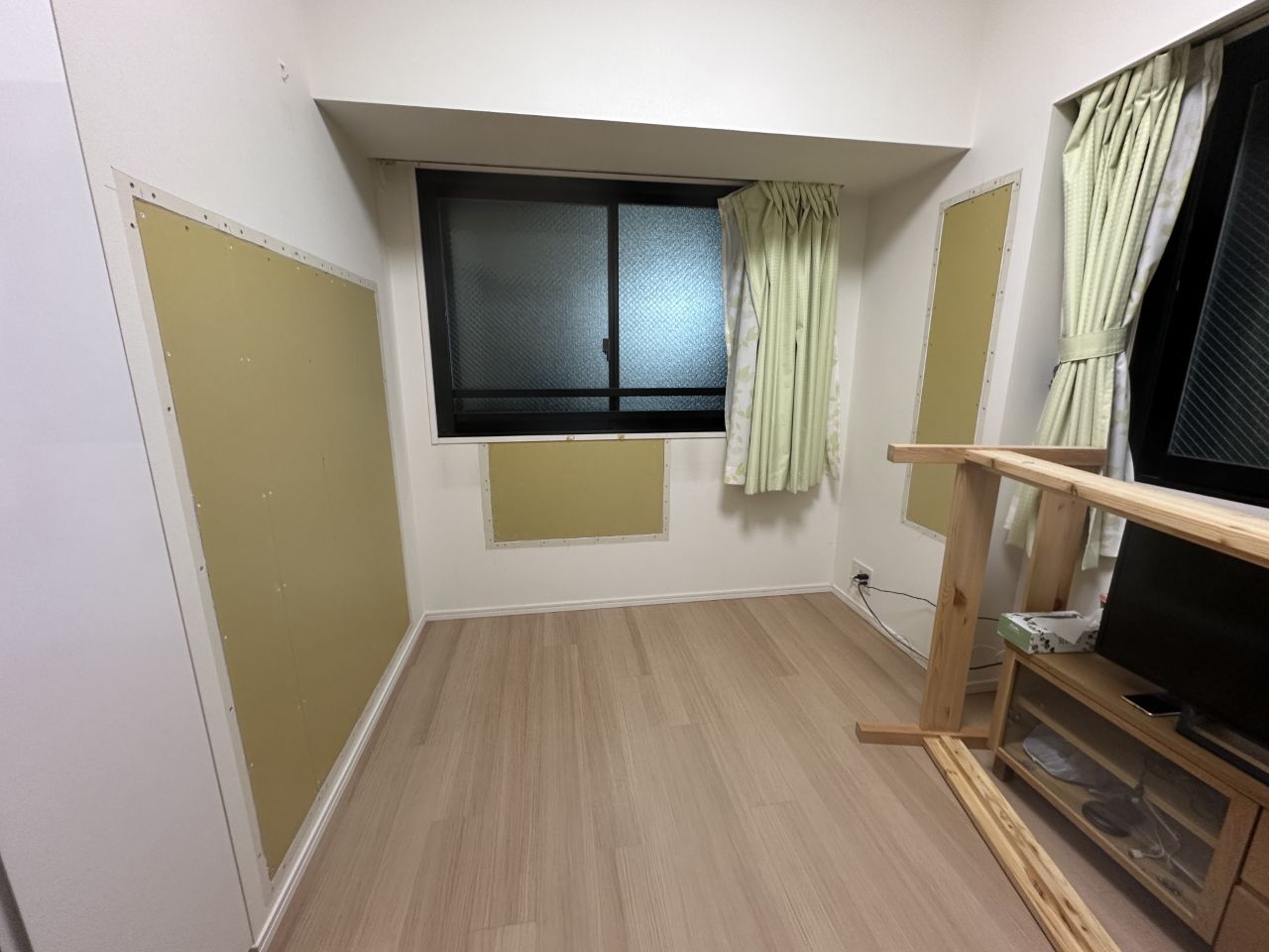 壁の修理とクロスの張り替えで、快適なお部屋になりました。