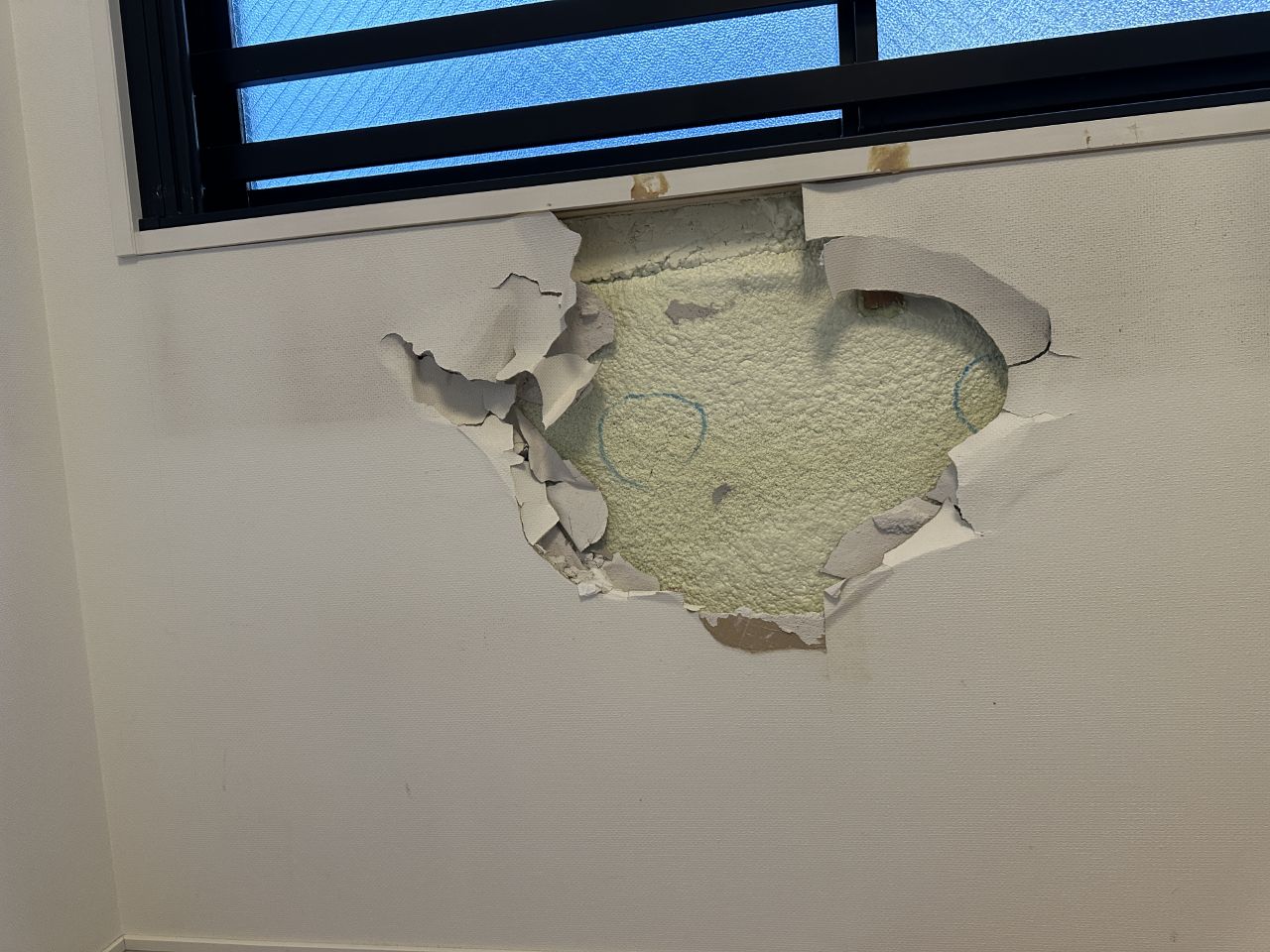 壁の修理とクロスの張り替えで、快適なお部屋になりました。