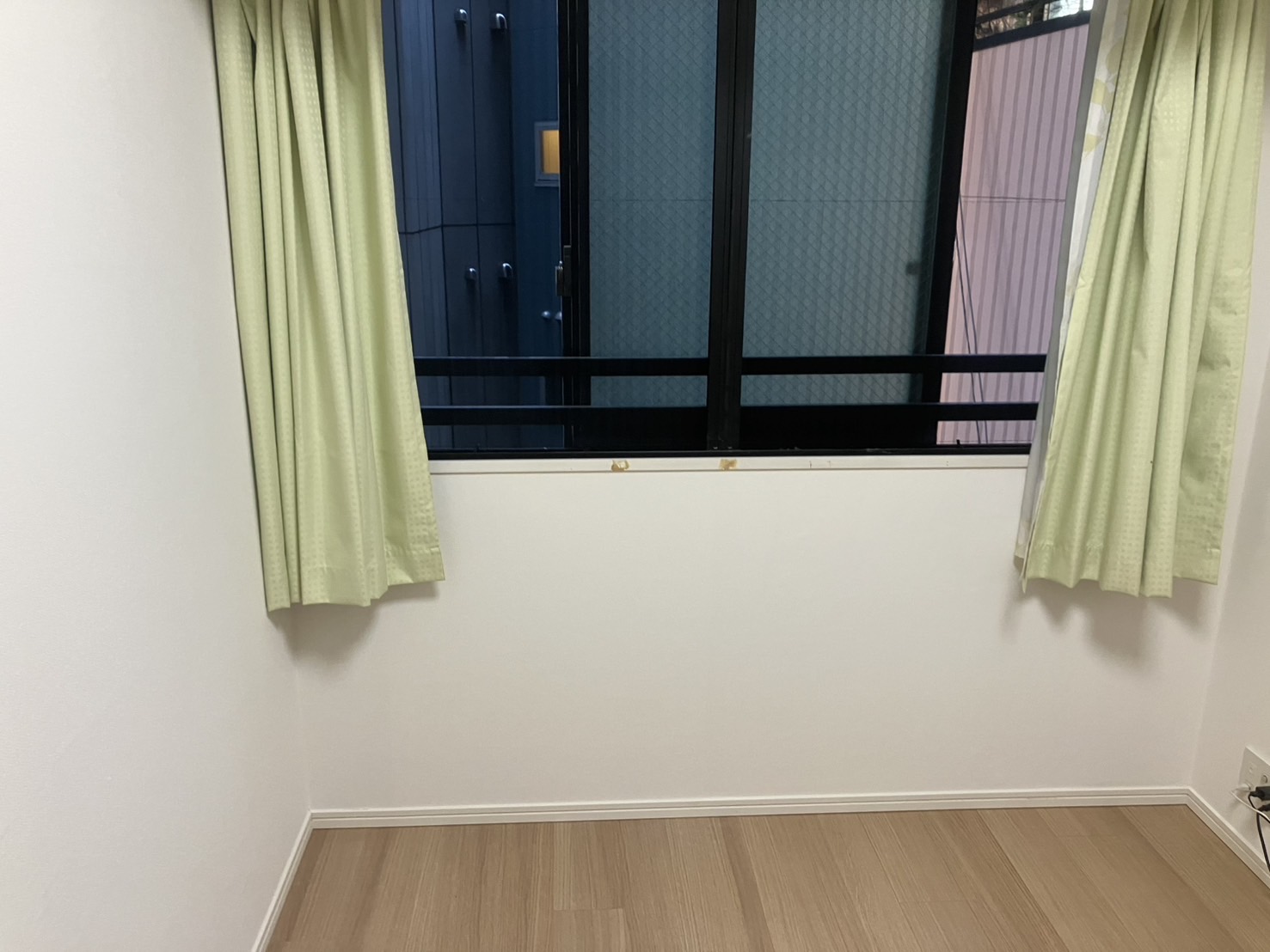 壁の修理とクロスの張り替えで、快適なお部屋になりました。