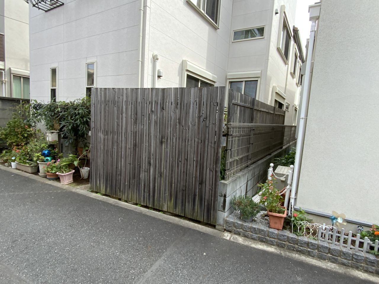 門扉新設と面ガラス取付による外構機能の向上リフォーム