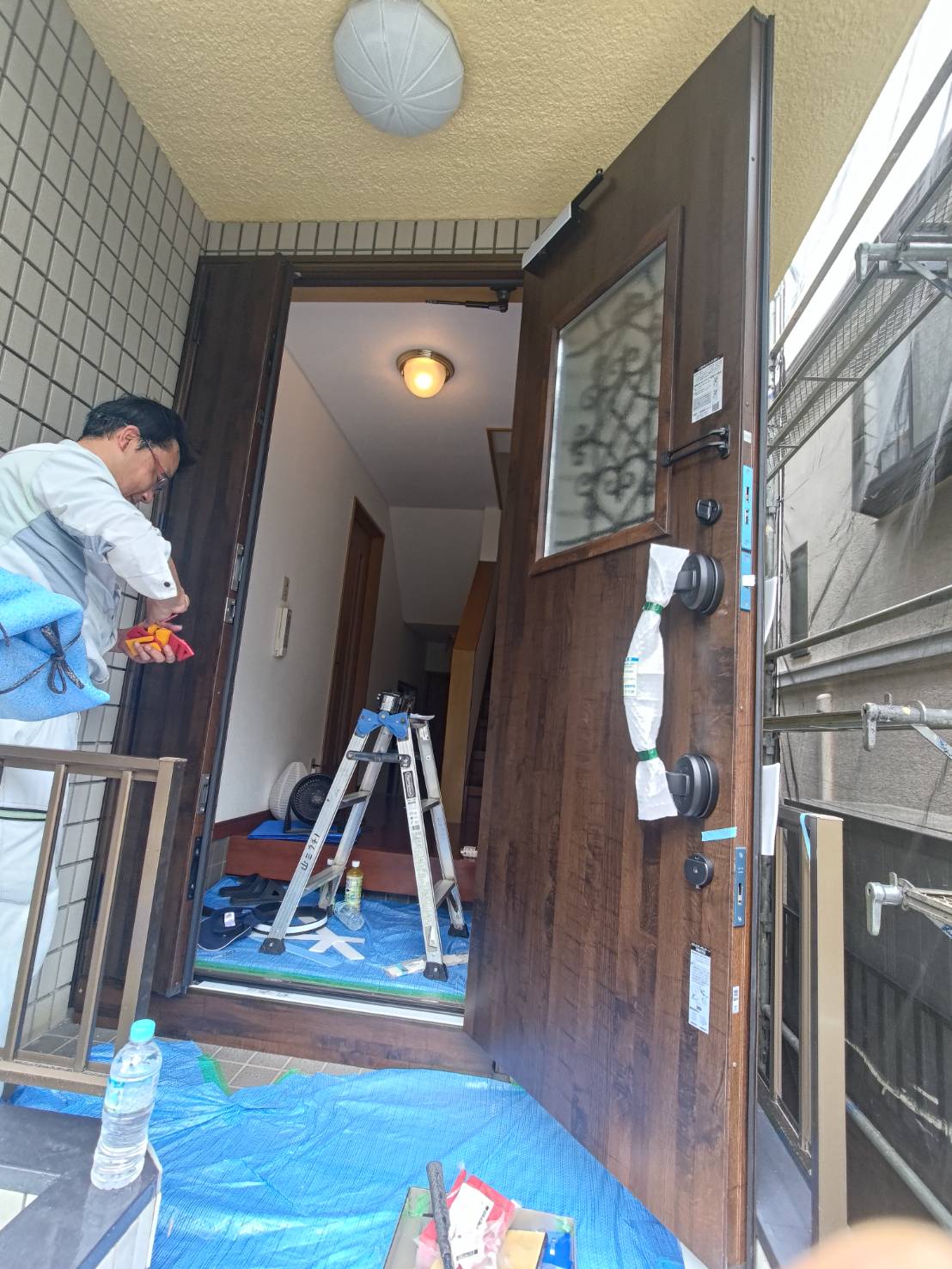 外壁塗装・屋根葺き替え・玄関ドア交換による外装一括リフォーム事例