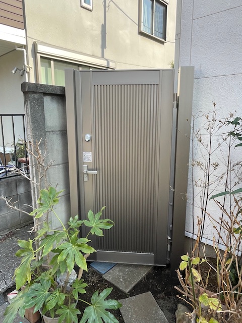 門扉新設と面ガラス取付による外構機能の向上リフォーム