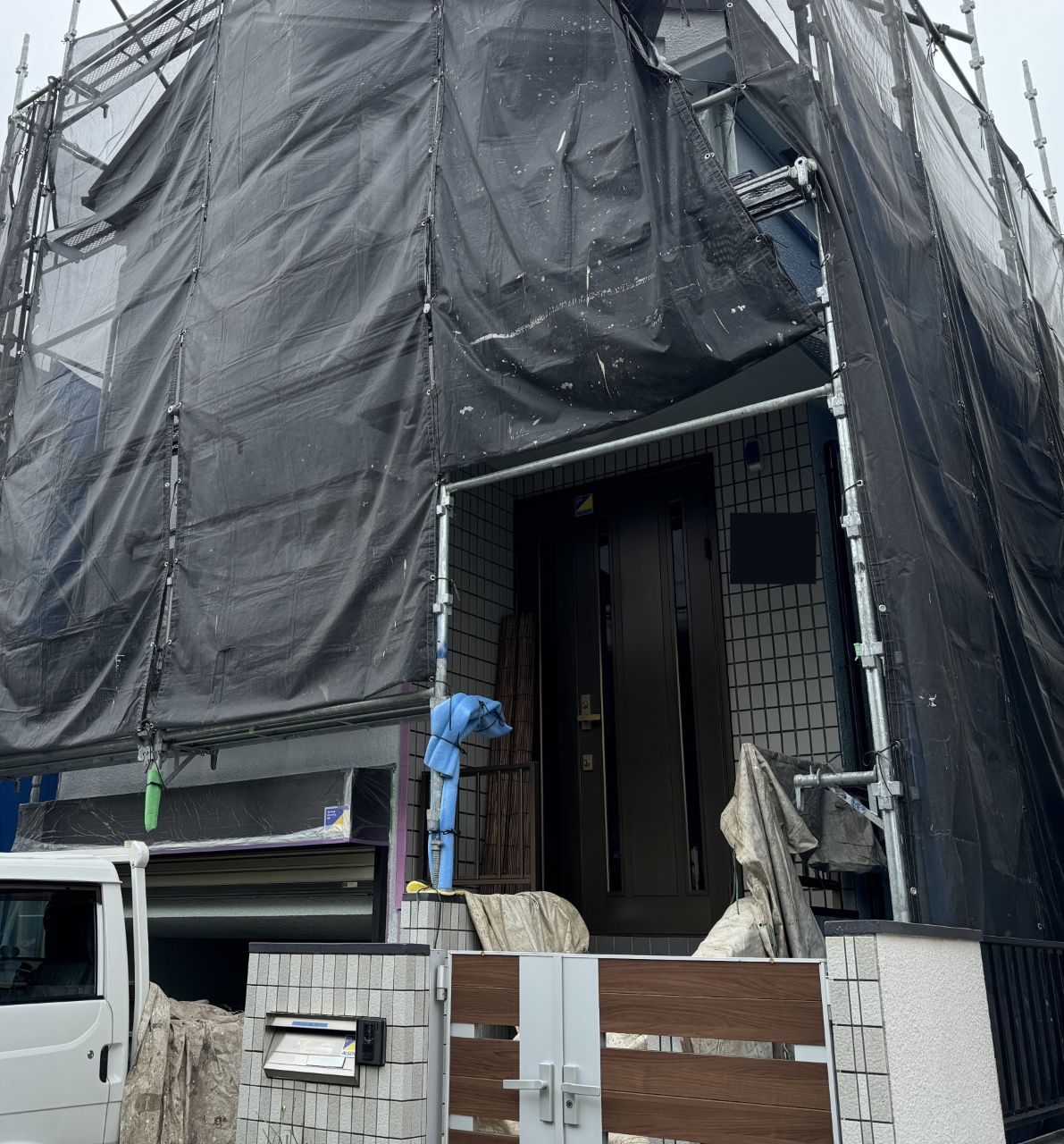 外壁塗装・屋根葺き替え・玄関ドア交換による外装一括リフォーム事例