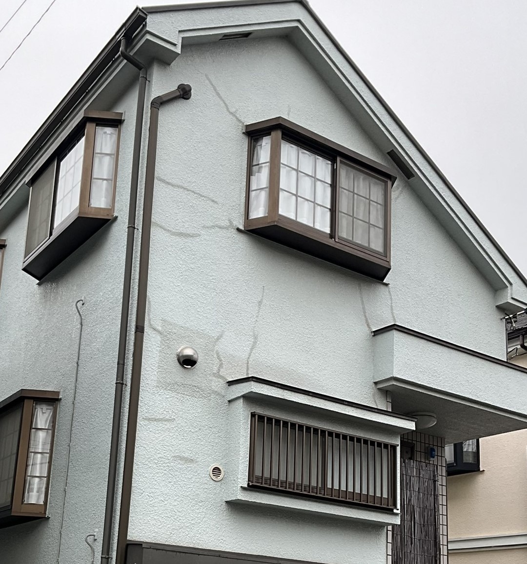 外壁塗装・屋根葺き替え・玄関ドア交換による外装一括リフォーム事例
