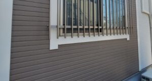 安心とプライバシーを守る住まいづくり 一階窓の格子設置と境界塀の木製リフォーム 安心とプライバシーを守る住まいづくり 一階窓の格子設置と境界塀の木製リフォーム