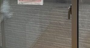 破損した窓を交換し、防犯性と断熱性を高めることで、家族が安心して暮らせる住まいへ 破損した窓を交換し、防犯性と断熱性を高めることで、家族が安心して暮らせる住まいへ